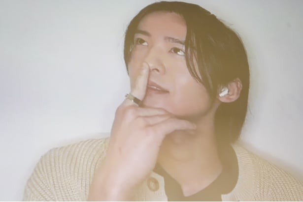 答えを考える目黒。「指を当てるのそこ？」と高橋らからツッコミが入り、会場は大爆笑だった。