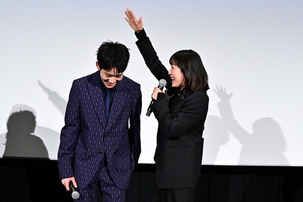 菅野美穂が山時聡真の頭を「よ～し、よしよし」