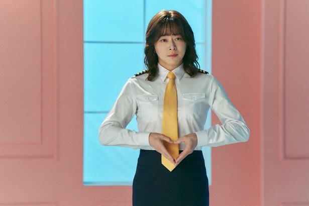 慣れないヒールをはきこなし、女性として振る舞うジョンウを好演(『PILOT －人生のリフライト－』)