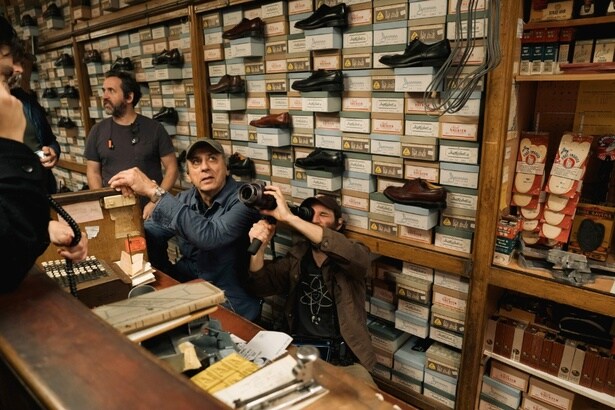 写真右から本作の監督ジョシュ・サフディと撮影監督のダリウス・コンジ