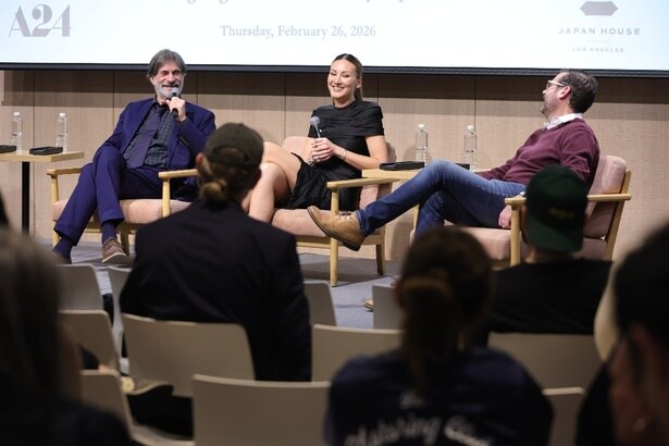東宝スタジオでの撮影を興奮気味に語るフィスク