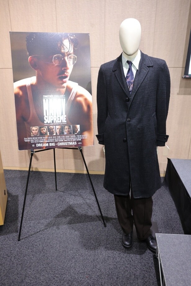 マーティが身に纏うメルトンコートはニューヨークで仕立てられた