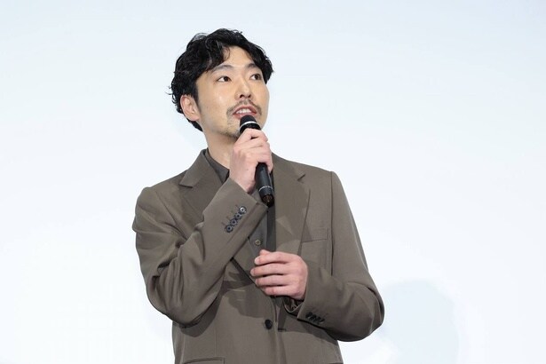 【写真を見る】仇討ち事件の真相を追う加瀬総一郎役の柄本佑。役作りとして183センチの高身長を目立たないようにしたそう