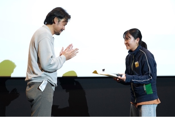 『自由研究事変』松林監督に拍手を送る岩井澤監督