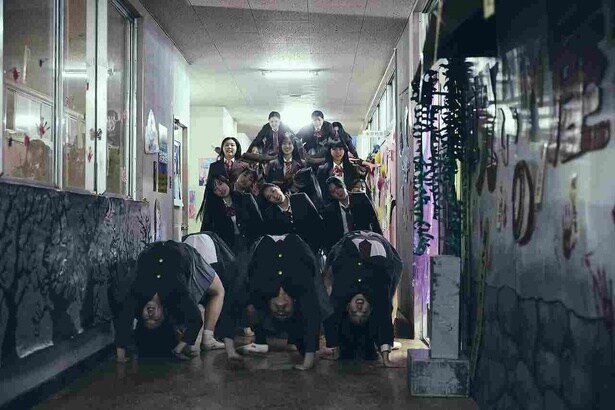 人間とは思えない動きで折り重なって向かってくる組体操のシーン！