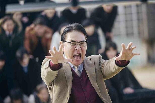 集団を導く校長役にピエール瀧