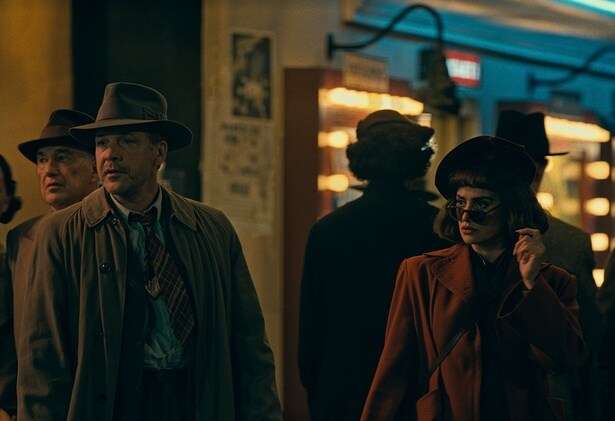 ピーター・サースガードとペネロペ・クルス演じる刑事コンビがブライドたちを追跡する