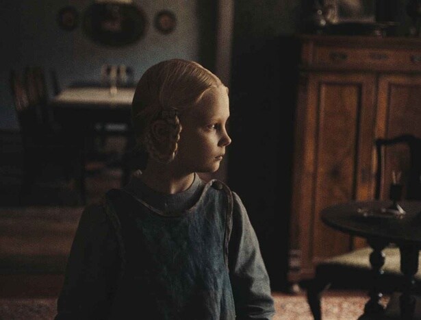 北ドイツの農場を舞台に、異なる時代を生きる4人の少女が体験する不可解な出来事を描く『落下音』