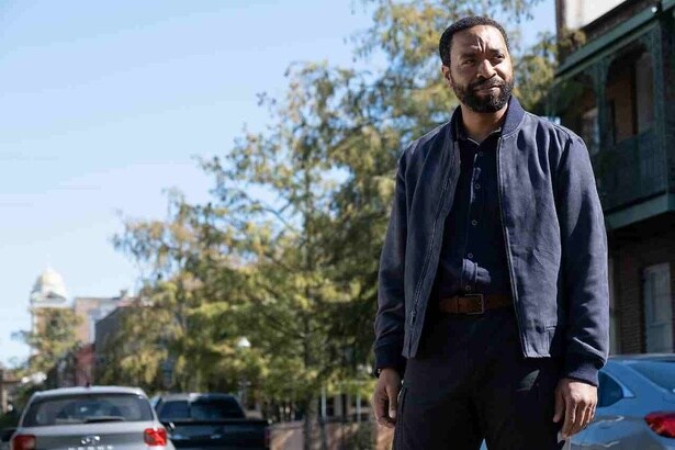 眉間にシワを寄せる⾼校教師のマーティ(キウェテル・イジョフォー)