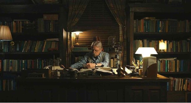 真剣な眼差しでなにかを書いているチャックの祖父、アルビー(マーク・ハミル)