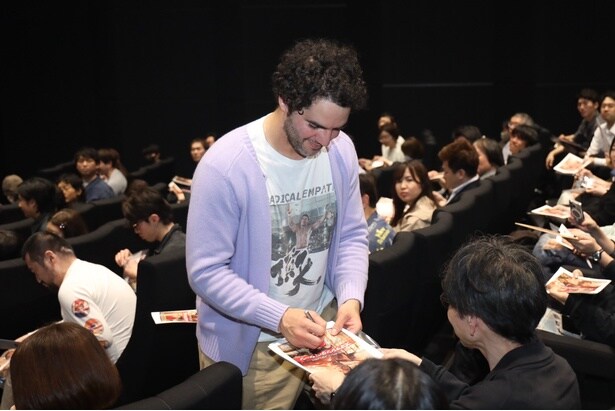 イベント後には自ら客席を回ってサインを行なうファンサービスも！