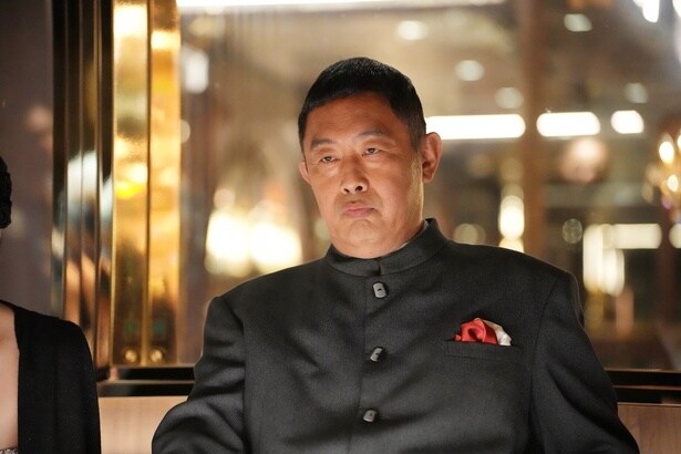 【写真を見る】免許返納から逃げる南条(舘ひろし)を更なるピンチへと追い詰める反社のボス金子(内藤剛志)