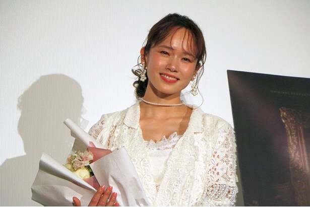 【写真を見る】オフィシャルアンバサダーのソニンが登壇！シリーズを1年にわたり牽引してきたソニンには、感謝を込めて花束も贈呈された