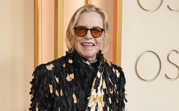 【写真を見る】『ストリート・オブ・ファイヤー』のマッコイ役から40年…奇抜な魔女を演じ、賞レースを席巻