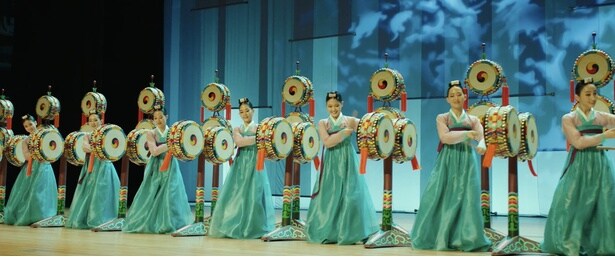 【写真を見る】華やかな衣装をまとい整列する少女たち