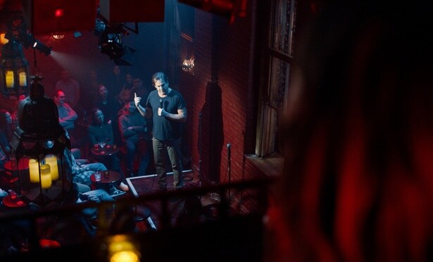 【写真を見る】20年連れ添ったテスと離婚し、人生の岐路に立たされたアレックスの運命とは