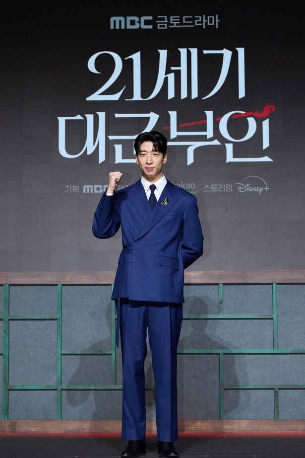 イアン大君の補佐官チェ・ヒョンを演じたユ・スビン