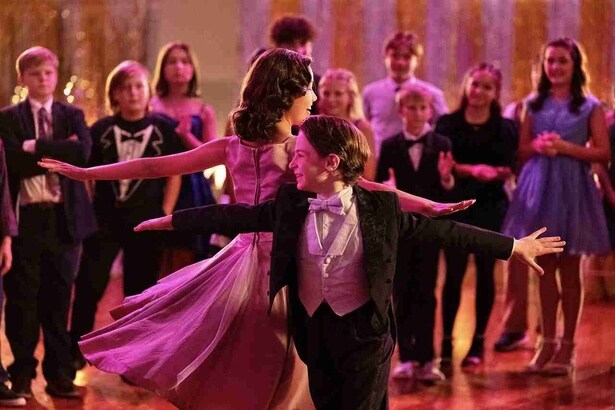 【写真を見る】トム・ヒドルストン演じるチャールズ・クランツがガールフレンドとダンスをするシーン