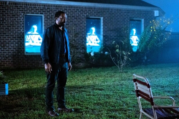 ウェテル・イジョフォー演じるマーティは、なぜ暗闇のなかで立ち尽くしているのか？