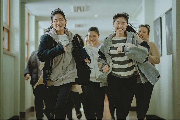 “母を失くした女子高生”と“完璧主義の先生”による心の交流を描く