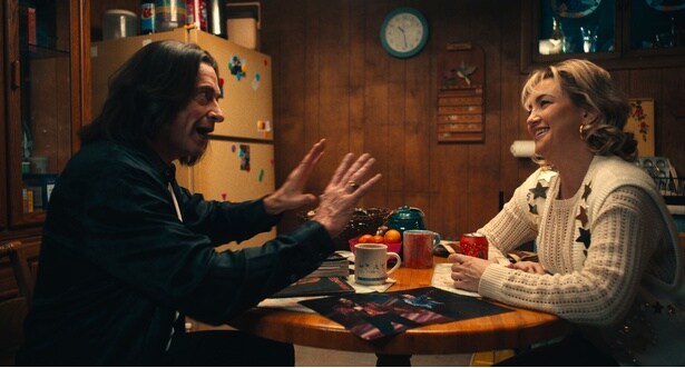 深夜に自宅で即興セッション!?『ソング・サング・ブルー』初デート後の2人の姿を捉えた本編歌唱シーンをチラ見せ