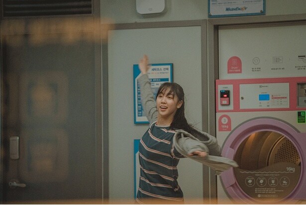 たった一人の家族である母を失ったイニョンは、それでも強く生きていく