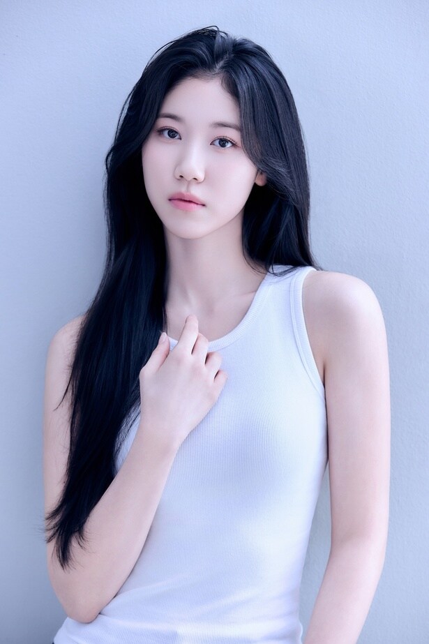 【写真を見る】シンプルなタンクトップでも映える透明感と、監督も配役の決め手になったという”まなざし”が印象的なイ・レ