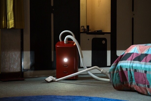 【写真を見る】掃除機とのロマンスが、国家をひっくり返す事件に!?タイの怪談から着想を得た、奇想天外なストーリーに世界が仰天