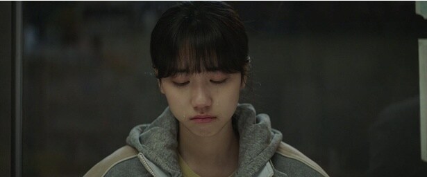 【写真を見る】お菓子を見つめながら黙り込んだままのイニョン(イ・レ)