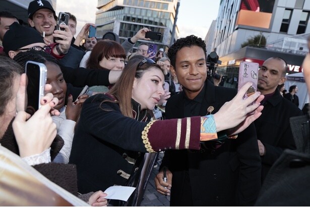 会場に集まったファンと交流するジャファー・ジャクソン