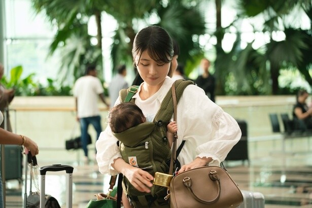 【写真を見る】和歌子(有村架純)のカバンから金塊が…