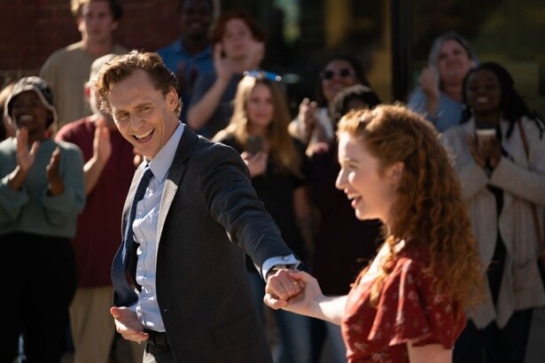 【写真を見る】主演のヒドルストンをはじめ、彼と息のあったステップを見せるアナリース・バッソらが撮影を振り返る特別映像が解禁に