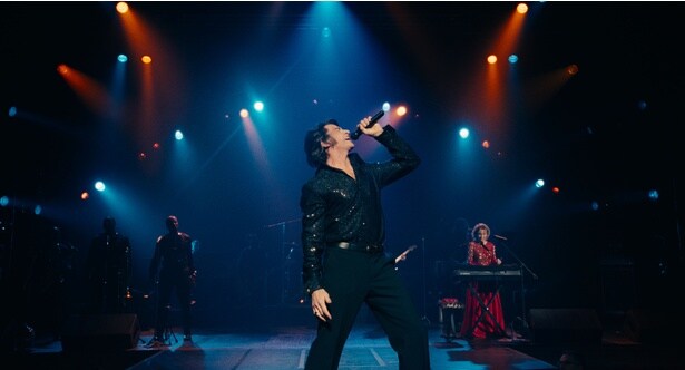 ヒュー・ジャックマン演じるマイクが熱唱