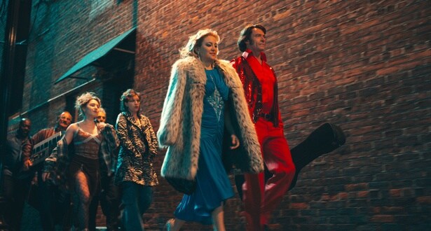 バンドは徐々に人気を集め、ライブで各地を回る