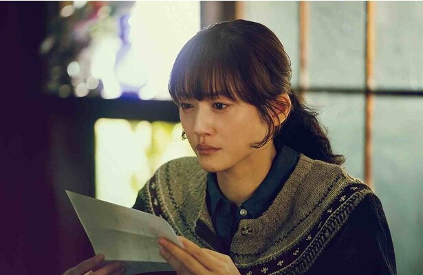 『人はなぜラブレターを書くのか』で綾瀬はるかが演じるのは、定食屋を営む主人公の寺田ナズナ