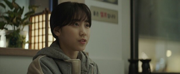 交通事故で母を失ったイニョンは、家賃を払えず住む場所まで奪われてしまう