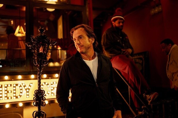 失意のアレックスが、一夜をやり過ごすために偶然コメディクラブに立ち寄る