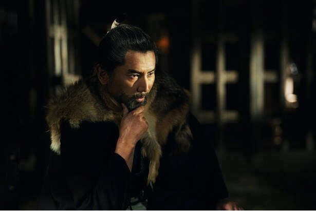 【写真を見る】真相を解き明かすため地下牢を訪れた荒木村重らをとらえた新たな「キャラクターカット」も解禁に