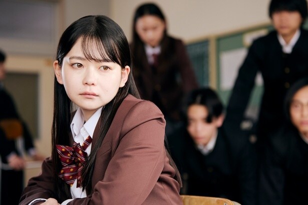 瞳に強い意志を宿して校庭を見つめる愛(山田杏奈)