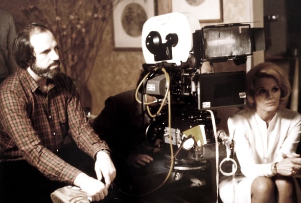 『殺しのドレス』撮影時のブライアン・デ・パルマ監督(左)と、アンジー・ディキンソン(右)