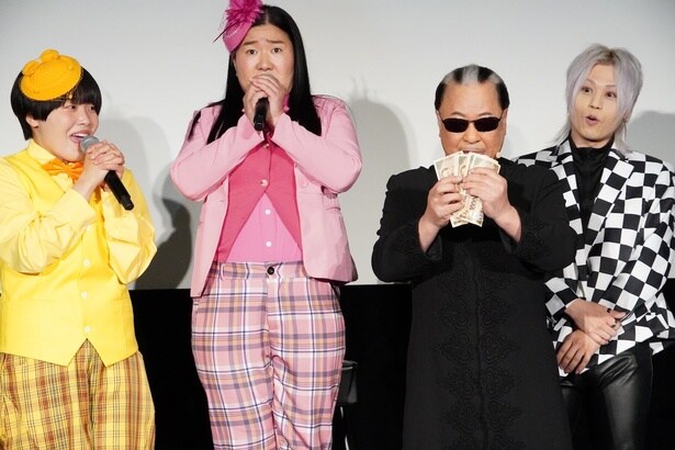 Mr.マリックが試写会でマジックを披露！