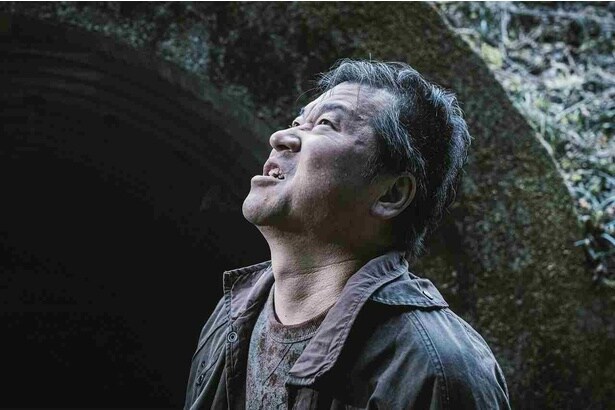 【写真を見る】佐藤二朗が怪演！虚空を見上げる名無しの表情は、なにを意味するのか