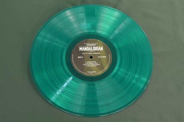 グローグーカラーになっている『スター・ウォーズ/マンダロリアン Season2』の盤面