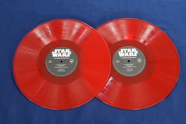 『スター・ウォーズ/帝国の逆襲』はダース・ベイダーのライトセーバーを彷彿とさせるレッドの盤面