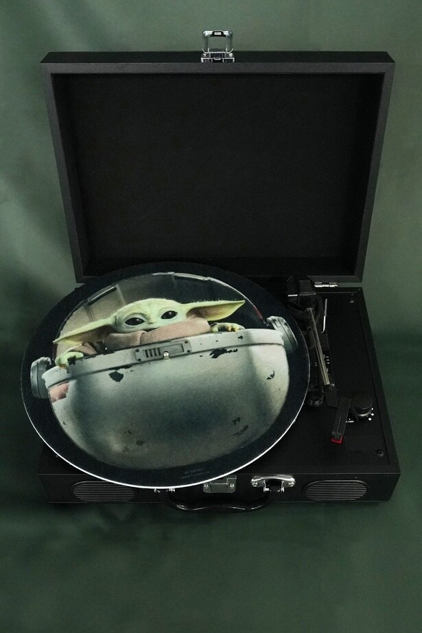 レコードプレーヤーでかわいく回転していくグローグー