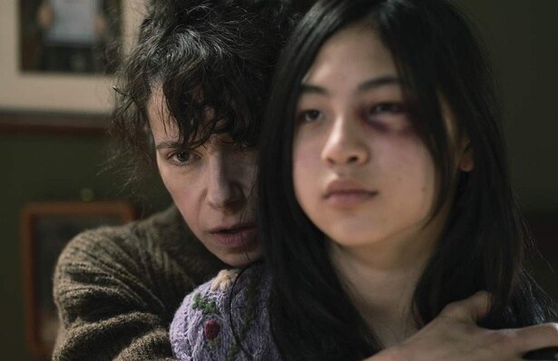 パイパーを強く抱き寄せるローラ