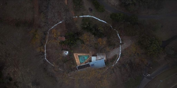 『ブリング・ハー・バック』場面写真