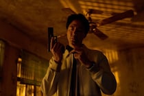 『卑劣な街』から『モガディシュ』『HUMINT/ヒューミント』まで。“物語の見届け役”が似合う俳優チョ・インソンの軌跡