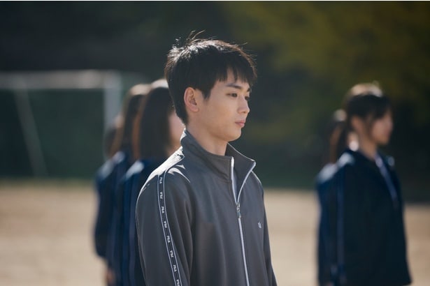 笑顔を封印し、集団に抗う！『NEW GROUP』青木柚演じる優のキャラクター性が際立つ場面写真