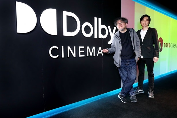 【写真を見る】樋口真嗣監督＆岩崎太整、TOHOシネマズ 大井町にてドルビーシネマの入り口でポーズ！